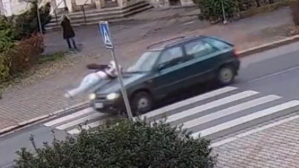 Policie hledá šoféra felicie, který srazil dívku v České Lípě. Hrozivou nehodu natočila kamera